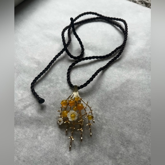 NWOT Golden Leaf Necklace - Picture 1 of 4